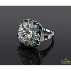 ANILLOS / SORTIJAS Sortija antigua oro blanco esmeraldas, ónix y diamante central.