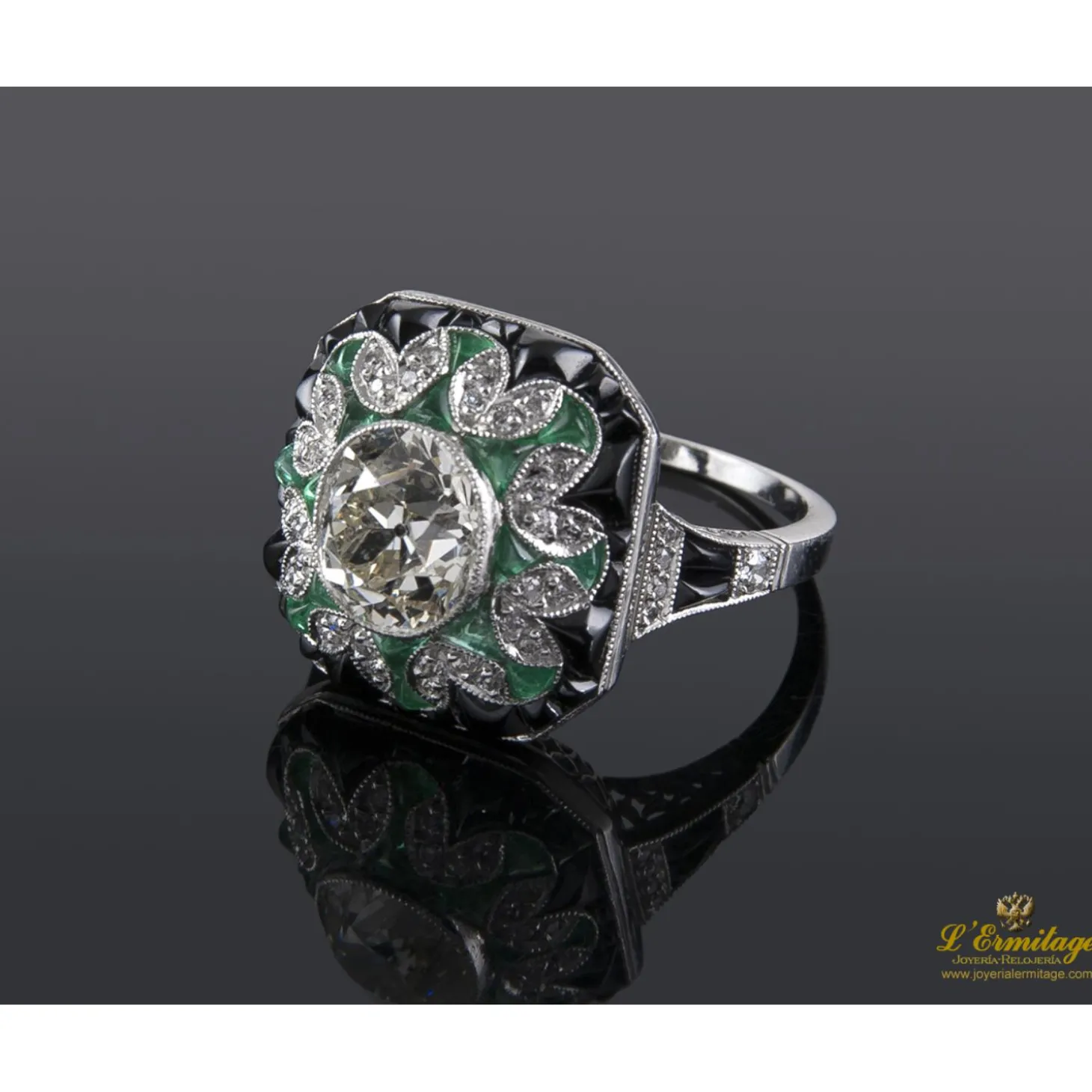 ANILLOS / SORTIJAS Sortija antigua oro blanco esmeraldas, ónix y diamante central.