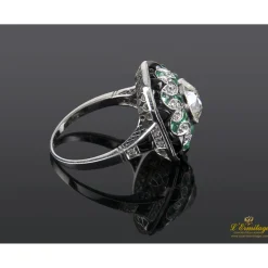 ANILLOS / SORTIJAS Sortija antigua oro blanco esmeraldas, ónix y diamante central.