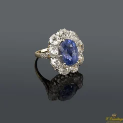 ANILLOS / SORTIJAS Sortija antigua oro amarillo y oro blanco zafiro ceylan central y orla de diamantes talla antigua.