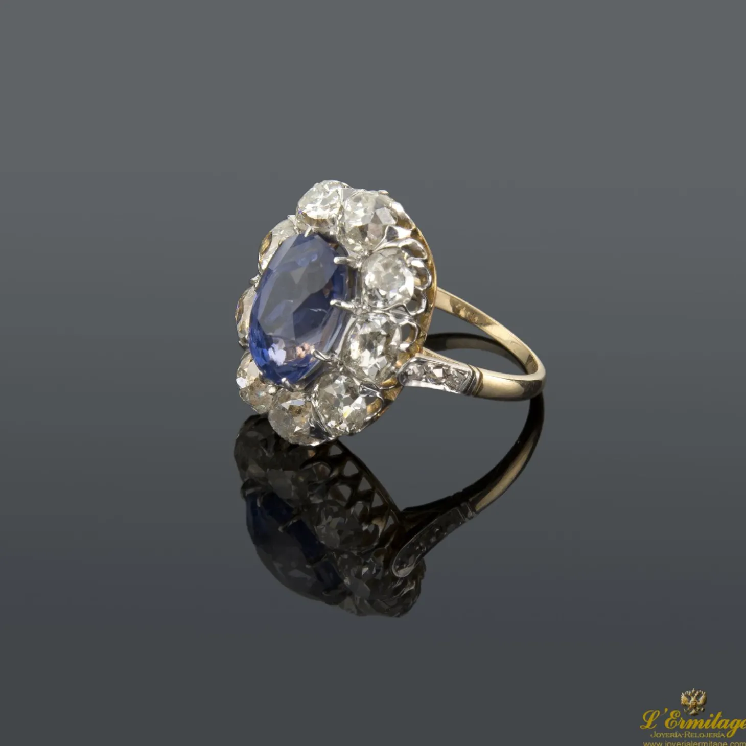 ANILLOS / SORTIJAS Sortija antigua oro amarillo y oro blanco zafiro ceylan central y orla de diamantes talla antigua.