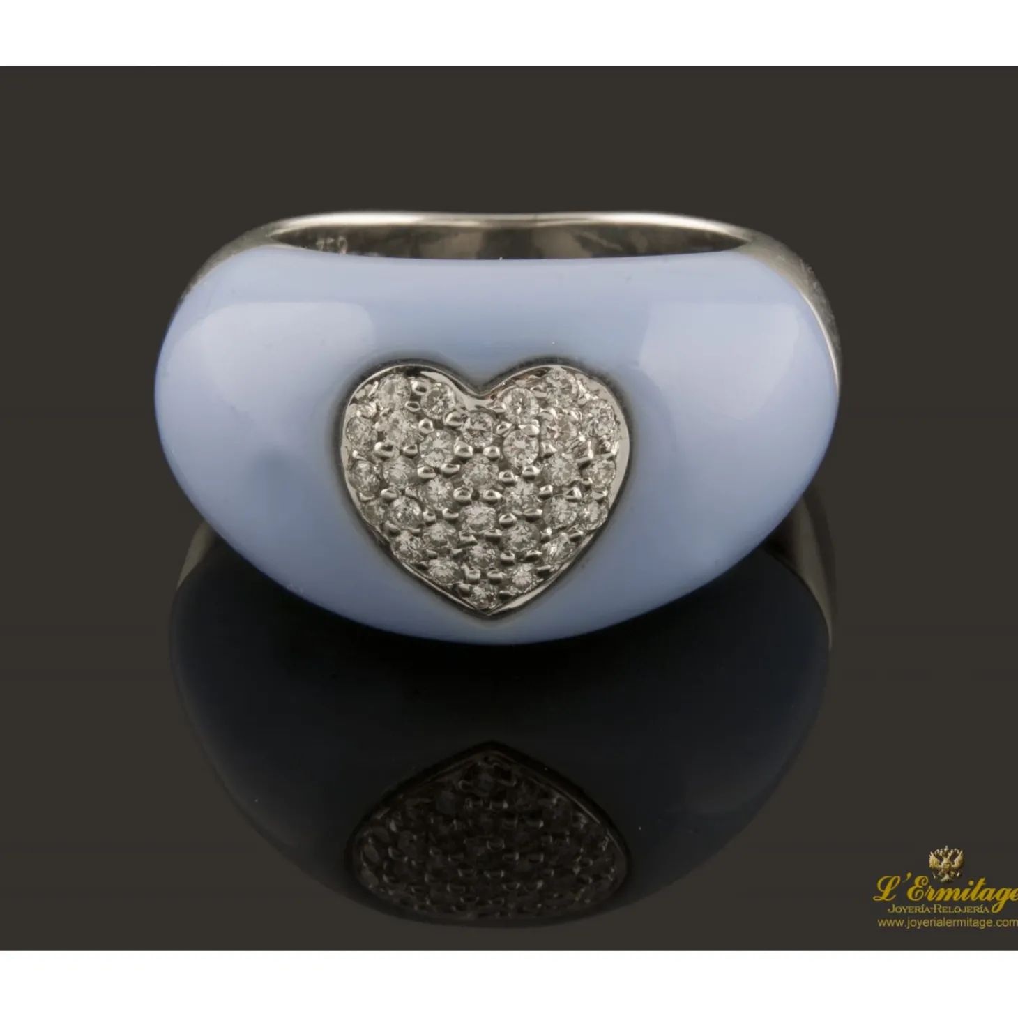 ANILLOS / SORTIJAS Sortija bombe realizada en oro blanco y esmalte y pave en forma de corazón con brillantes