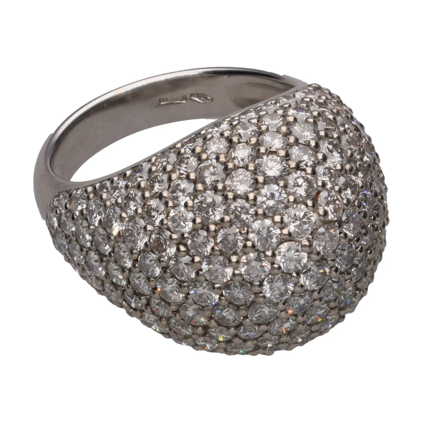 ANILLOS / SORTIJAS Sortija bombé en oro blanco con cuajado de brillantes. Talla 17.