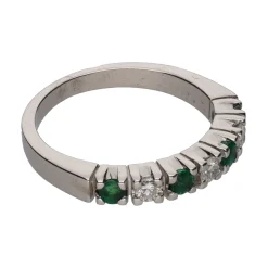 ANILLOS / SORTIJAS Sortija cintillo realizado en oro blanco con esmeraldas y brillantes. Talla 10.