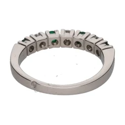 ANILLOS / SORTIJAS Sortija cintillo realizado en oro blanco con esmeraldas y brillantes. Talla 10.