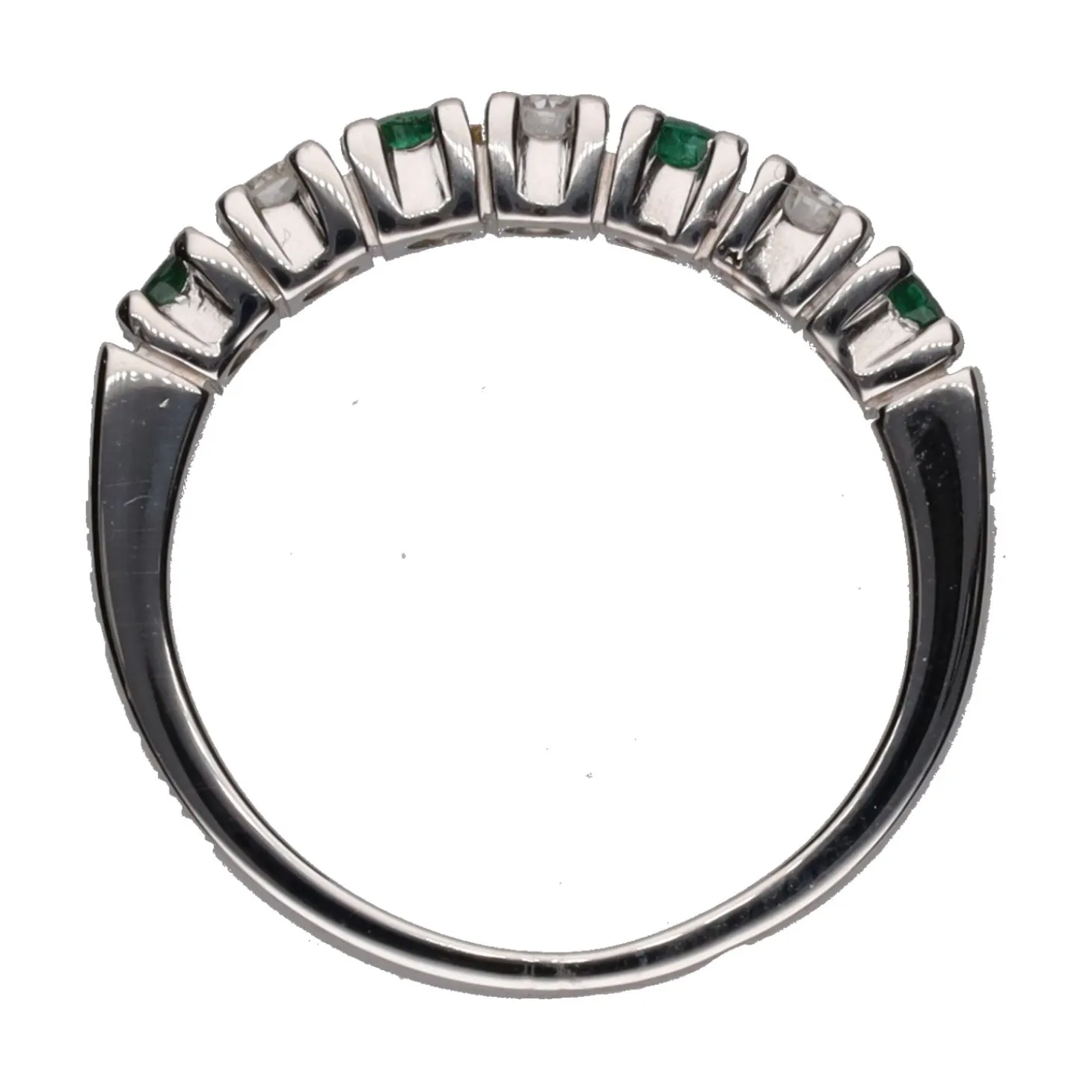 ANILLOS / SORTIJAS Sortija cintillo realizado en oro blanco con esmeraldas y brillantes. Talla 10.