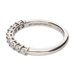 ANILLOS / SORTIJAS Sortija cintillo de tiffany en platino y brillantes.