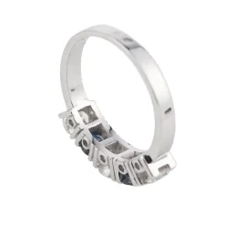 ANILLOS / SORTIJAS Sortija cinquillo en oro blanco con brillantes y zafiros.