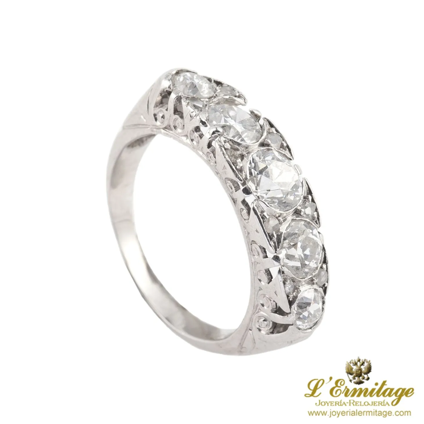 ANILLOS / SORTIJAS Sortija cinquillo en oro blanco con diamantes naturales. Talla 10.