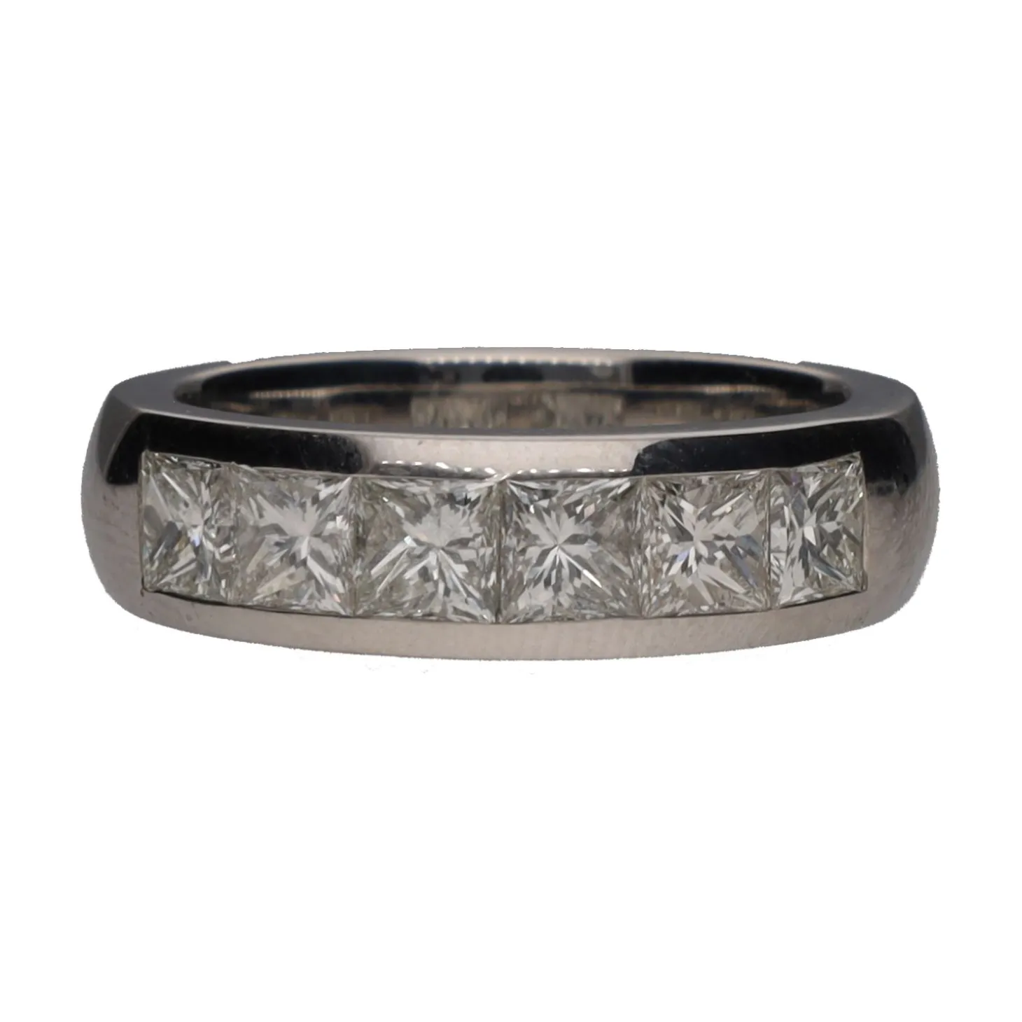 ANILLOS / SORTIJAS Sortija cintillo en oro blanco con brillantes talla princesa. Talla 14.