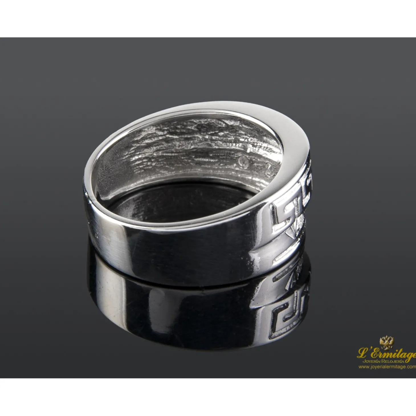 ANILLOS / SORTIJAS Sortija con motivos griegos realizada en oro blanco y brillantes.
