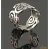 ANILLOS / SORTIJAS Sortija con roleos reaizada en oro blanco y motivo con brillantes