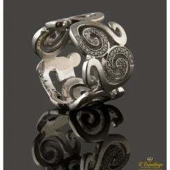 ANILLOS / SORTIJAS Sortija con roleos reaizada en oro blanco y motivo con brillantes