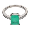 ANILLOS / SORTIJAS Sortija con esmeralda central y brillantes en brazos. Talla 13.
