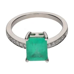 ANILLOS / SORTIJAS Sortija con esmeralda central y brillantes en brazos. Talla 13.