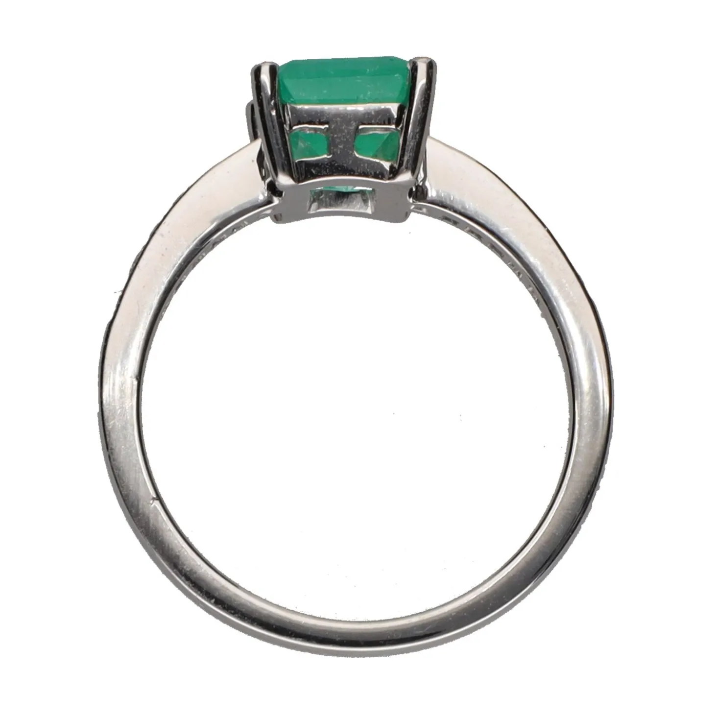 ANILLOS / SORTIJAS Sortija con esmeralda central y brillantes en brazos. Talla 13.