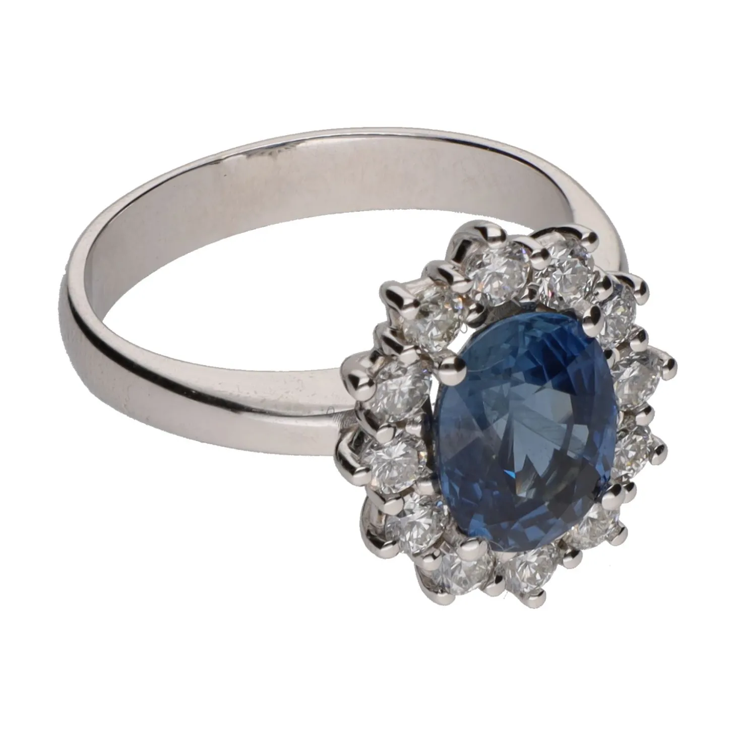 ANILLOS / SORTIJAS Sortija con zafiro central y brillantes en orla. Talla 14.