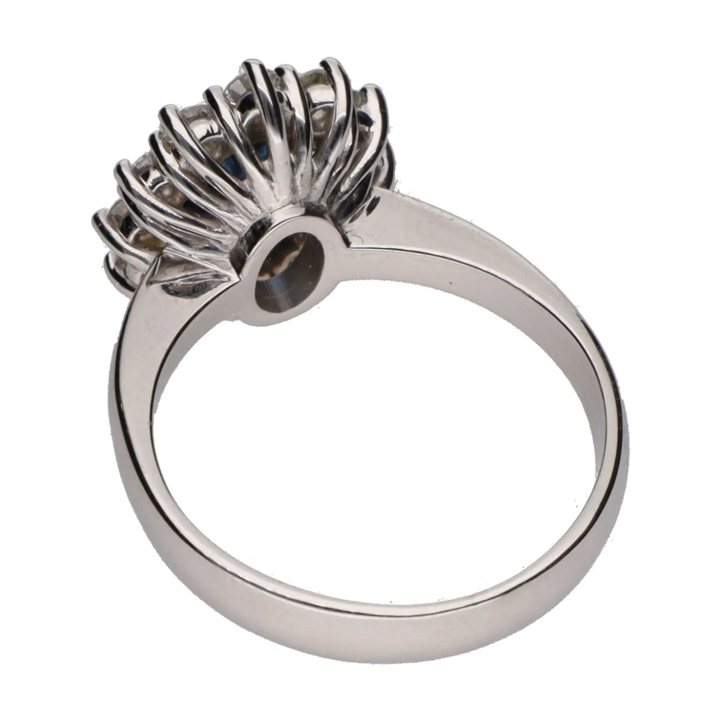 ANILLOS / SORTIJAS Sortija con zafiro central y brillantes en orla. Talla 14.