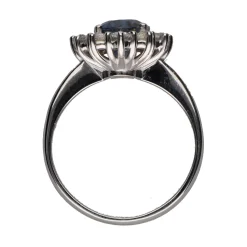 ANILLOS / SORTIJAS Sortija con zafiro central y brillantes en orla. Talla 14.