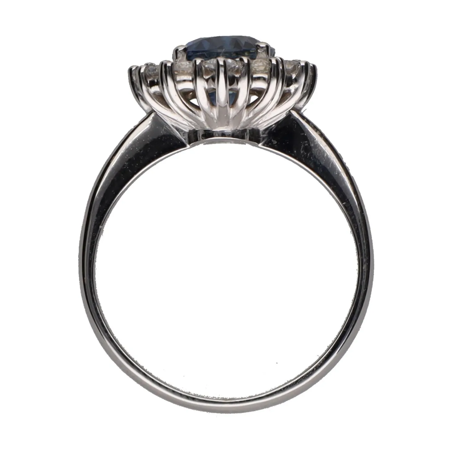 ANILLOS / SORTIJAS Sortija con zafiro central y brillantes en orla. Talla 14.