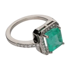 ANILLOS / SORTIJAS Sortija con esmeralda central y brillantes en orla y brazos. Talla 13.