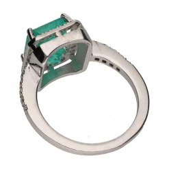 ANILLOS / SORTIJAS Sortija con esmeralda central y brillantes en orla y brazos. Talla 13.