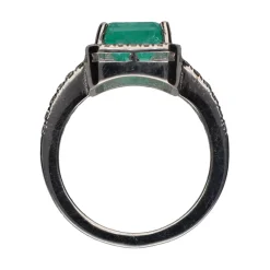 ANILLOS / SORTIJAS Sortija con esmeralda central y brillantes en orla y brazos. Talla 13.