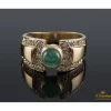 ANILLOS / SORTIJAS Sortija de oro amarillo con una esmeralda y diamantes.