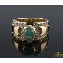 ANILLOS / SORTIJAS Sortija de oro amarillo con una esmeralda y diamantes.