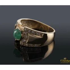 ANILLOS / SORTIJAS Sortija de oro amarillo con una esmeralda y diamantes.