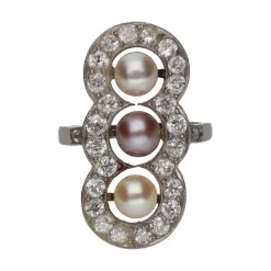 ANILLOS / SORTIJAS Sortija de principios de siglo xx en oro blanco con perlas y diamantes. Talla 8.