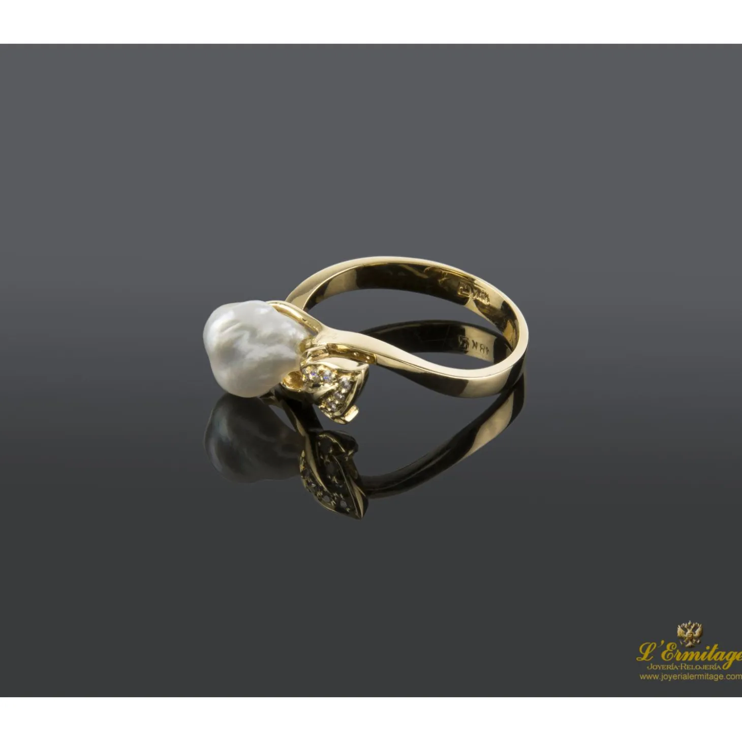 ANILLOS / SORTIJAS Sortija en oro amarillo con perla y brillantes.