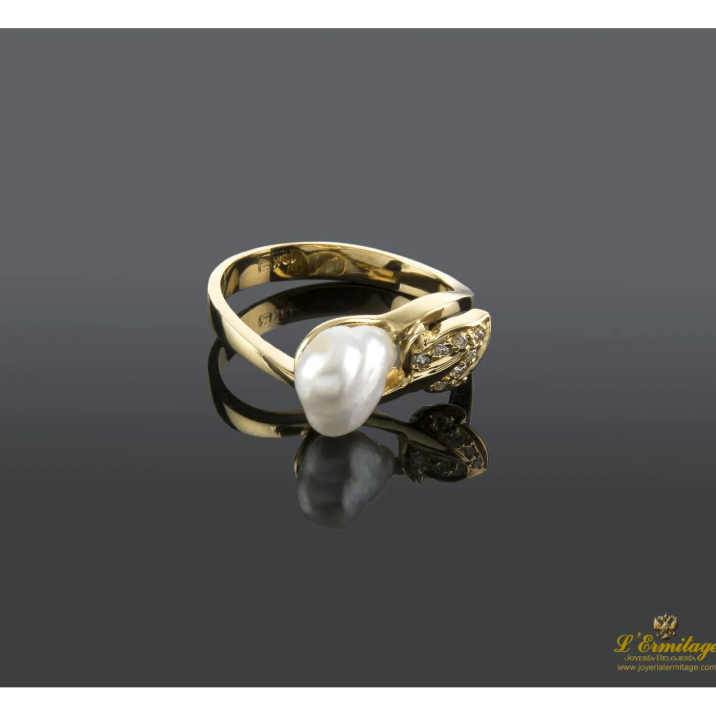 ANILLOS / SORTIJAS Sortija en oro amarillo con perla y brillantes.