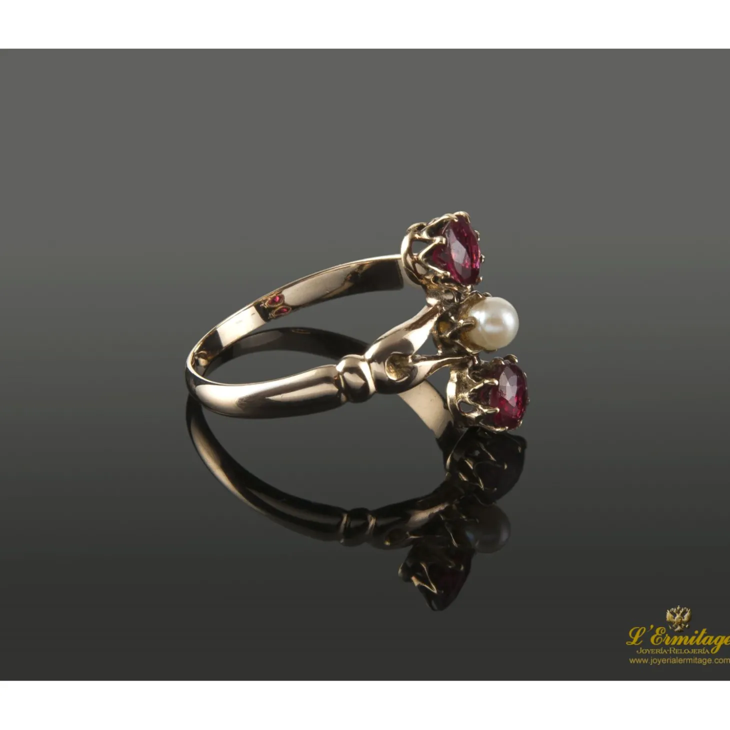 ANILLOS / SORTIJAS Sortija en oro amarillo con perla y dos granates.