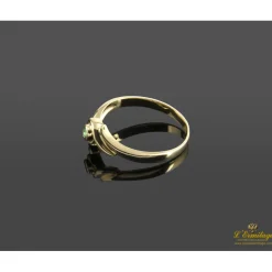 ANILLOS / SORTIJAS Sortija en oro amarillo con esmeralda y brillantes.