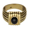 ANILLOS / SORTIJAS Sortija en oro amarillo y onix. Talla 17.