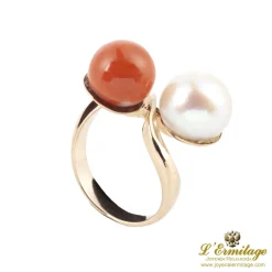 ANILLOS / SORTIJAS Sortija en oro amarillo con coral y perla.