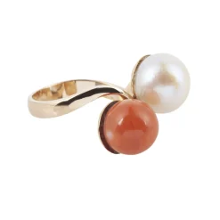 ANILLOS / SORTIJAS Sortija en oro amarillo con coral y perla.