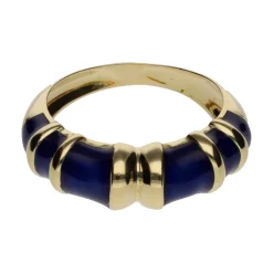 ANILLOS / SORTIJAS Sortija en oro amarillo con esmalte azul. Talla 13.