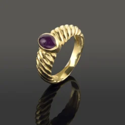 ANILLOS / SORTIJAS Sortija en oro amarillo con un rubí.