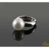 ANILLOS / SORTIJAS Sortija en oro blanco con perla australiana.