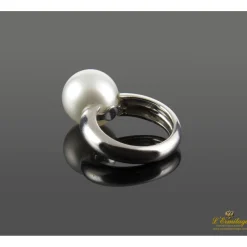 ANILLOS / SORTIJAS Sortija en oro blanco con perla australiana.