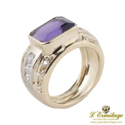 ANILLOS / SORTIJAS Sortija en oro amarillo con amatista central. Talla 13.