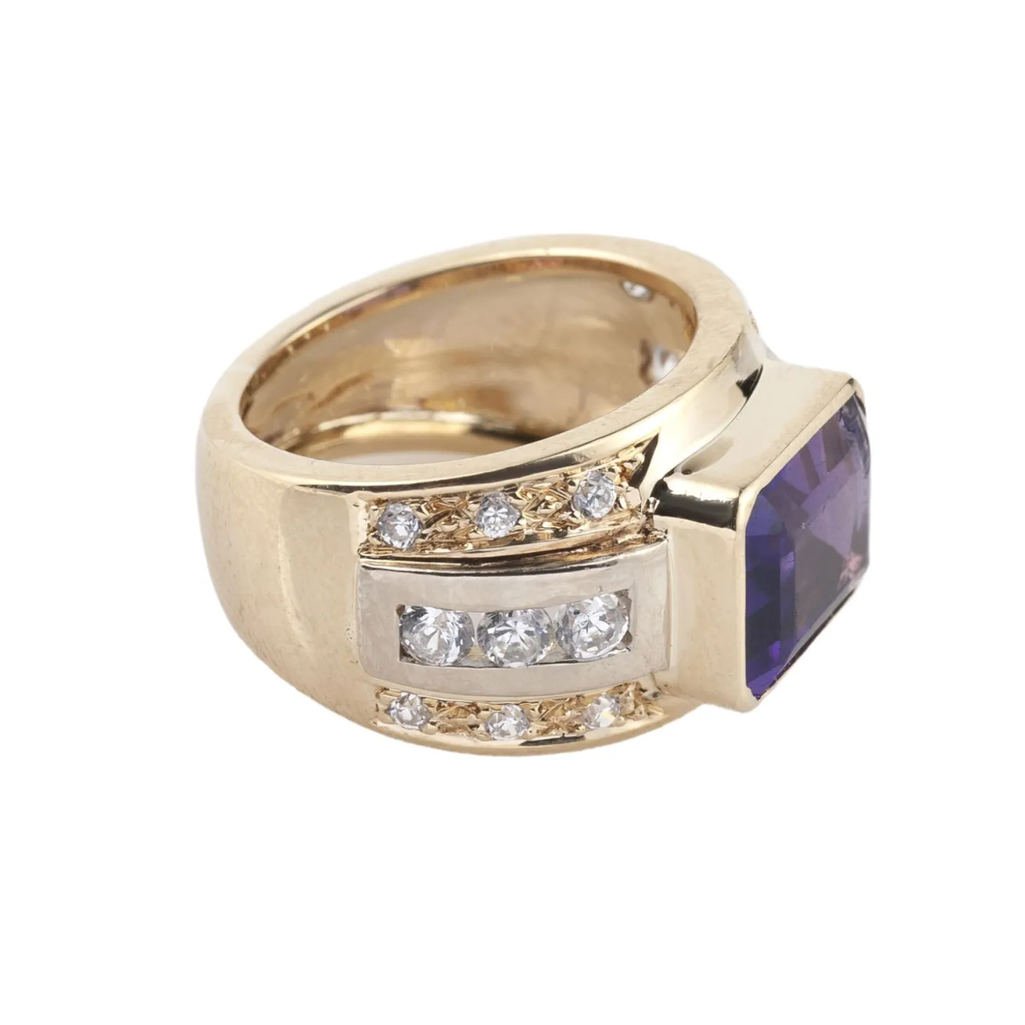 ANILLOS / SORTIJAS Sortija en oro amarillo con amatista central. Talla 13.
