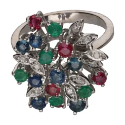 ANILLOS / SORTIJAS Sortija en oro blanco con zafiros, rubíes, esmeraldas y brillantes. Talla 15.