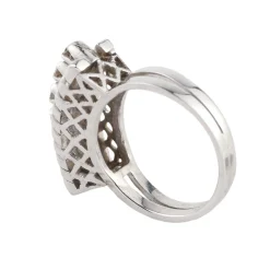 ANILLOS / SORTIJAS Sortija en oro blanco con diamantes naturales.