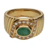 ANILLOS / SORTIJAS Sortija en oro amarillo, esmeralda y brillantes. Talla 12.