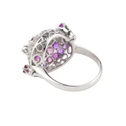 ANILLOS / SORTIJAS Sortija en oro blanco con diamantes y rubíes.