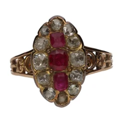 ANILLOS / SORTIJAS Sortija en oro amarillo con zafiro y brillantes. Talla 12.