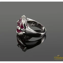 ANILLOS / SORTIJAS Sortija en oro blanco con rubi central y brillantes.